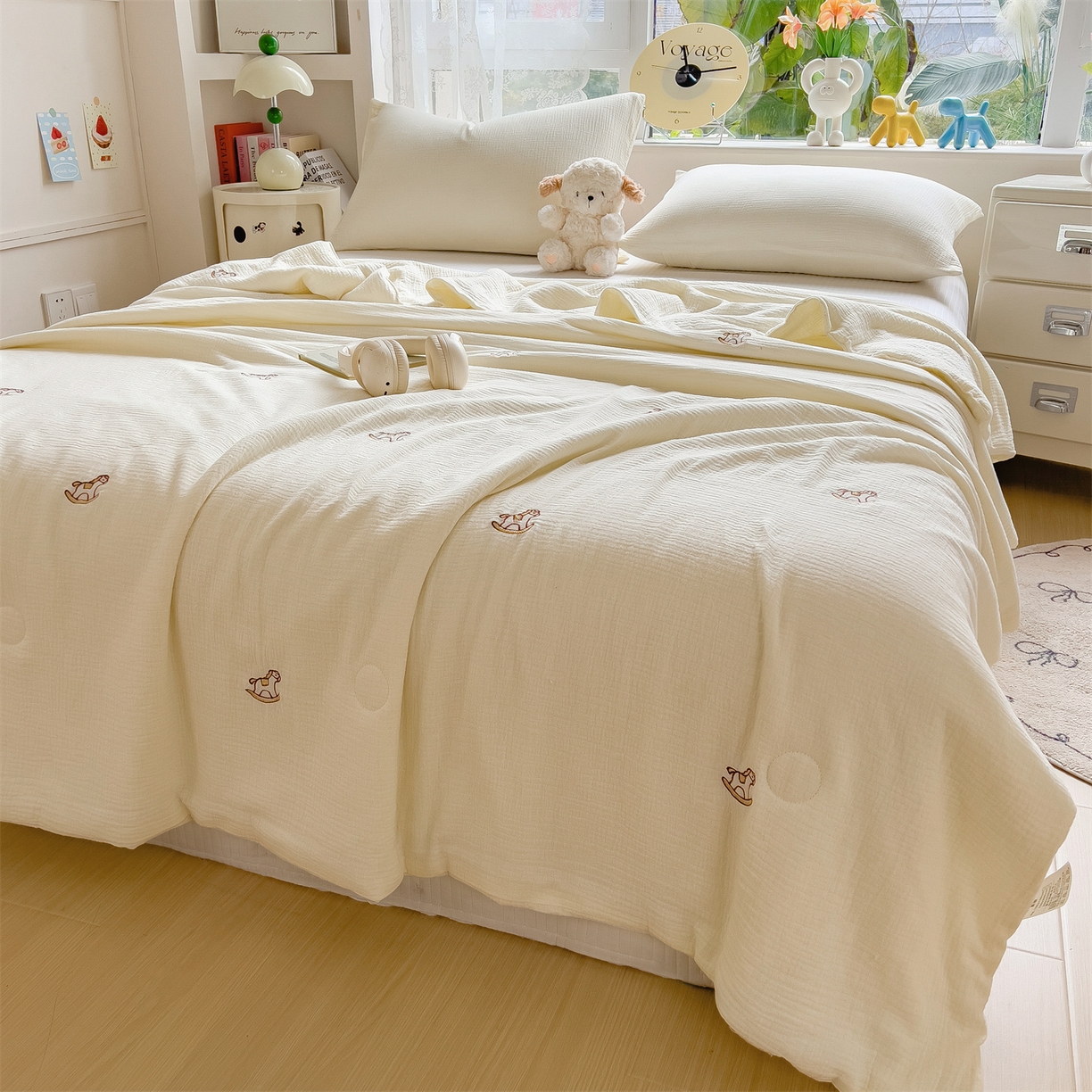 91家纺网 家纺一手货源 找家纺 布凡家居 2026春夏新款全棉刺绣皱皱纱夏被夏凉被空调被 云间木马梦