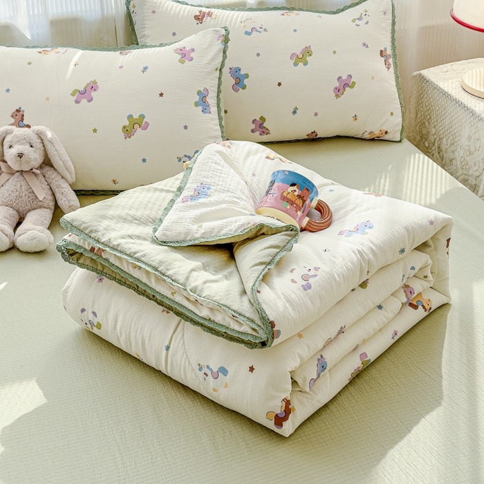 91家纺网 家纺一手货源 找家纺 初念 2026新款云感双层纱抗菌花边夏被夏凉被空调被-系列二（好温柔的夏被~） 晴风-童年木马