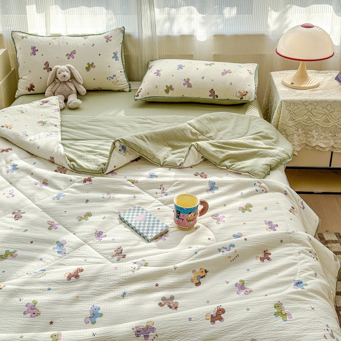 91家纺网 家纺一手货源 找家纺 初念 2026新款云感双层纱抗菌花边夏被夏凉被空调被-系列二（好温柔的夏被~） 晴风-童年木马