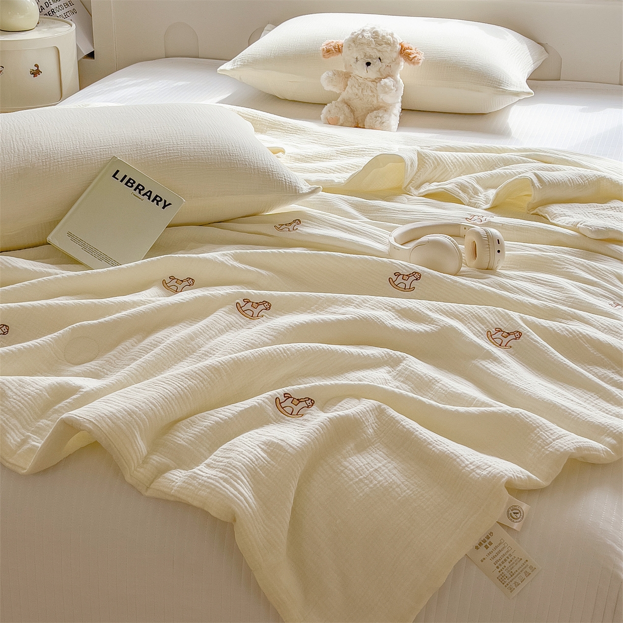 91家纺网 家纺一手货源 找家纺 布凡家居 2026春夏新款全棉刺绣皱皱纱夏被夏凉被空调被 云间木马梦