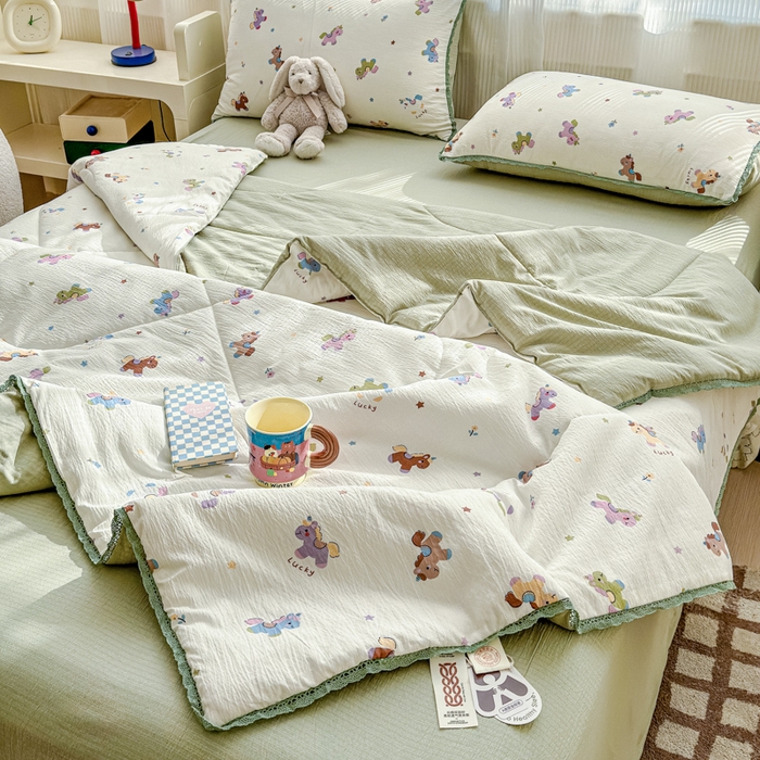 91家纺网 家纺一手货源 找家纺 初念 2026新款云感双层纱抗菌花边夏被夏凉被空调被-系列二（好温柔的夏被~） 晴风-童年木马