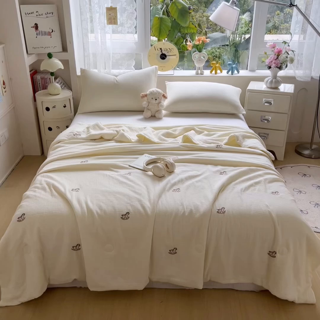 91家纺网 家纺一手货源 找家纺 布凡家居 2026春夏新款全棉刺绣皱皱纱夏被夏凉被空调被 云间木马梦