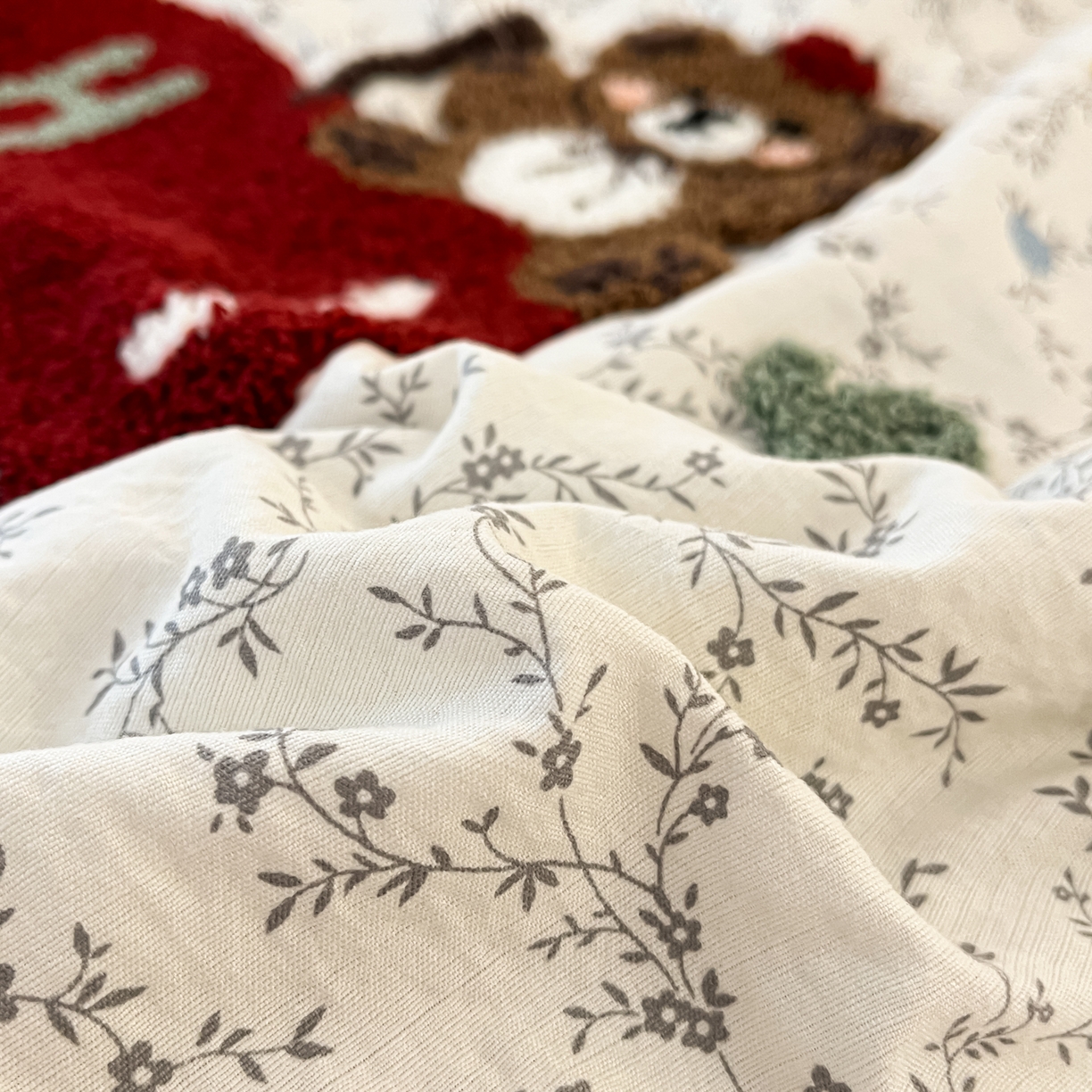 91家纺网 家纺一手货源 找家纺 老帅的工厂店 2026新款云感双层纱毛巾绣夏被夏凉被空调被 元气苹果熊