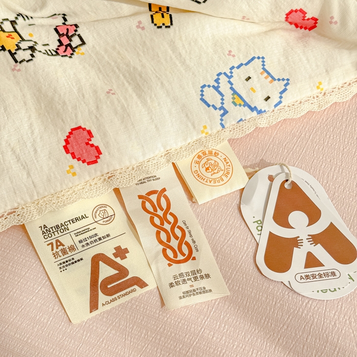 91家纺网 家纺一手货源 找家纺 初念 2026新款云感双层纱抗菌花边夏被夏凉被空调被-系列二（好温柔的夏被~） 晴风-像素小猫