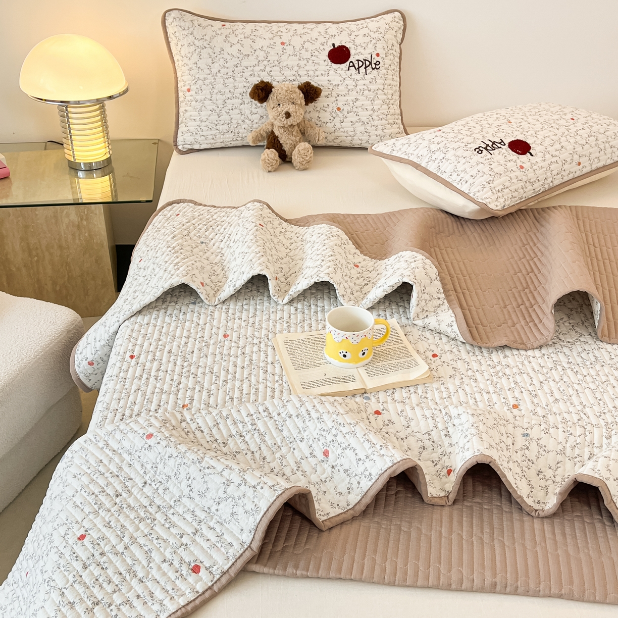 91家纺网 家纺一手货源 找家纺 老帅的工厂店 2026新款云感双层纱毛巾绣夏被夏凉被空调被 元气苹果熊