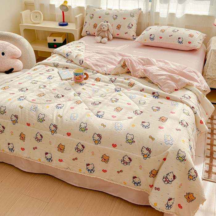 91家纺网 家纺一手货源 找家纺 初念 2026新款云感双层纱抗菌花边夏被夏凉被空调被-系列二（好温柔的夏被~） 晴风-像素小猫