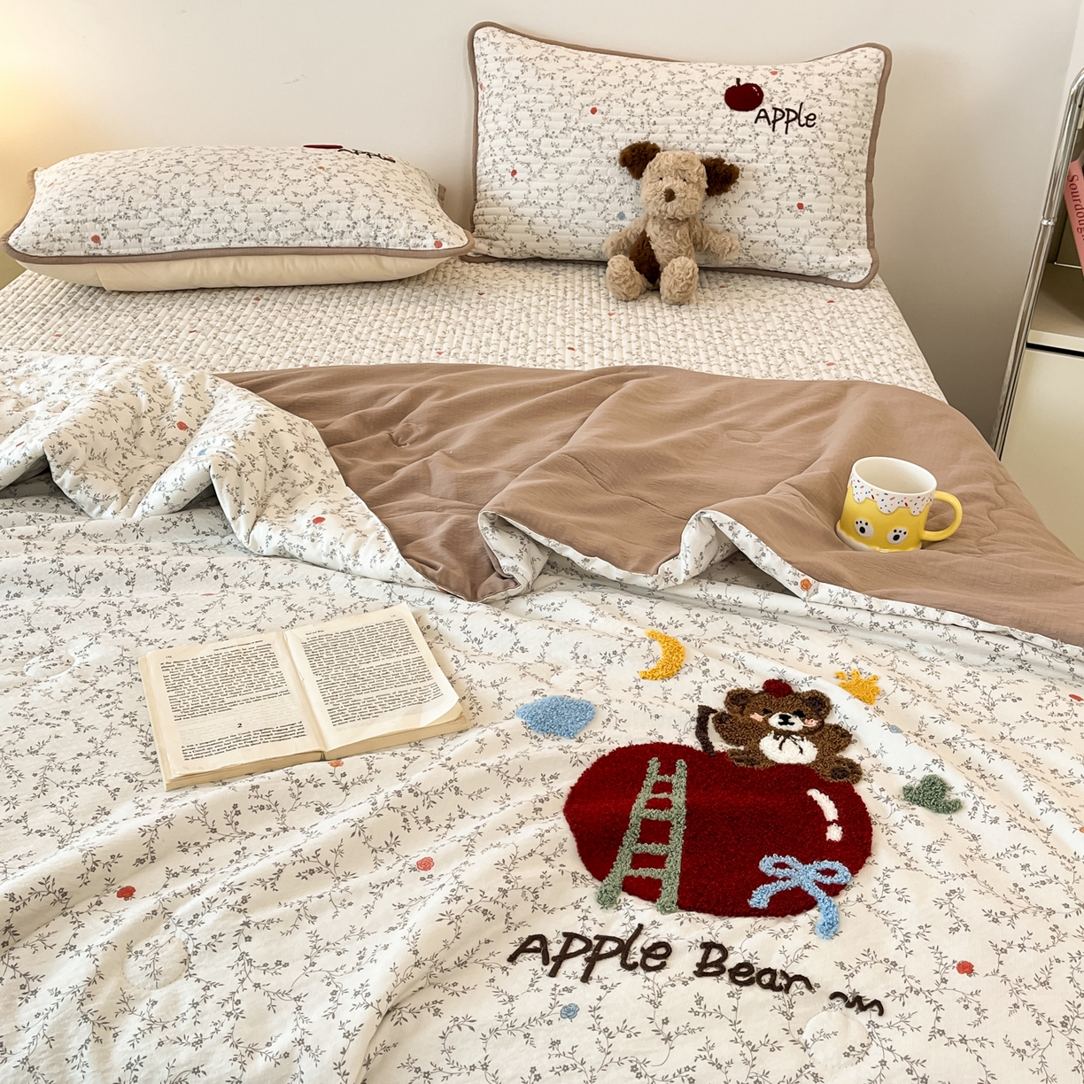 91家纺网 家纺一手货源 找家纺 老帅的工厂店 2026新款云感双层纱毛巾绣夏被夏凉被空调被 元气苹果熊