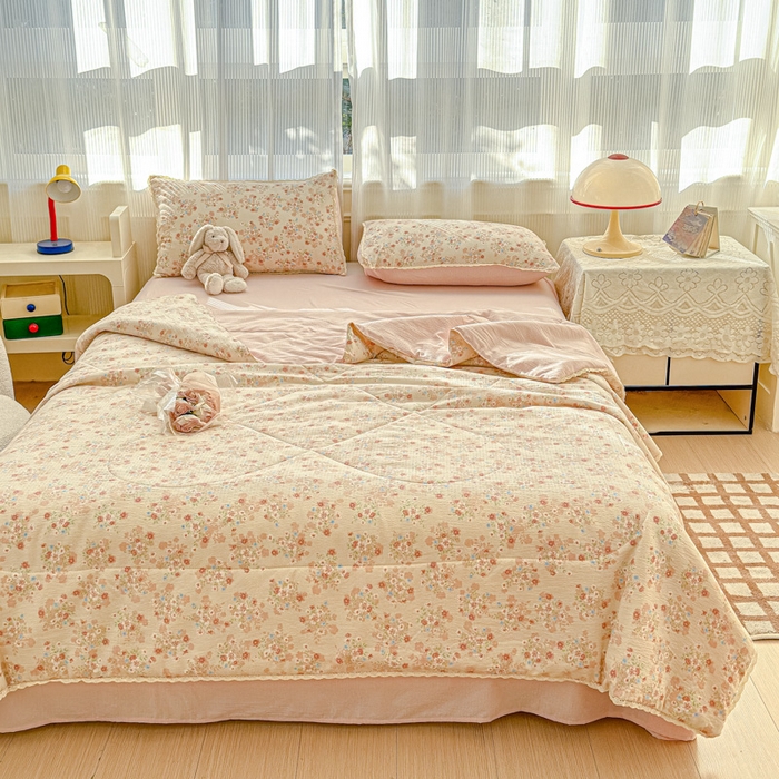 91家纺网 家纺一手货源 找家纺 初念 2026新款云感双层纱抗菌花边夏被夏凉被空调被-系列二（好温柔的夏被~） 晴风-序曲粉