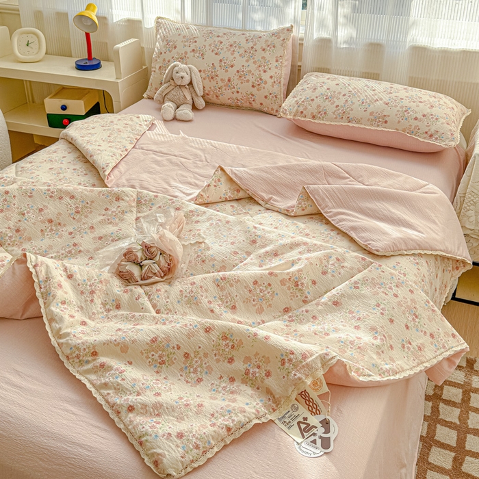 91家纺网 家纺一手货源 找家纺 初念 2026新款云感双层纱抗菌花边夏被夏凉被空调被-系列二（好温柔的夏被~） 晴风-序曲粉