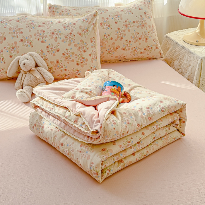 91家纺网 家纺一手货源 找家纺 初念 2026新款云感双层纱抗菌花边夏被夏凉被空调被-系列二（好温柔的夏被~） 晴风-序曲粉