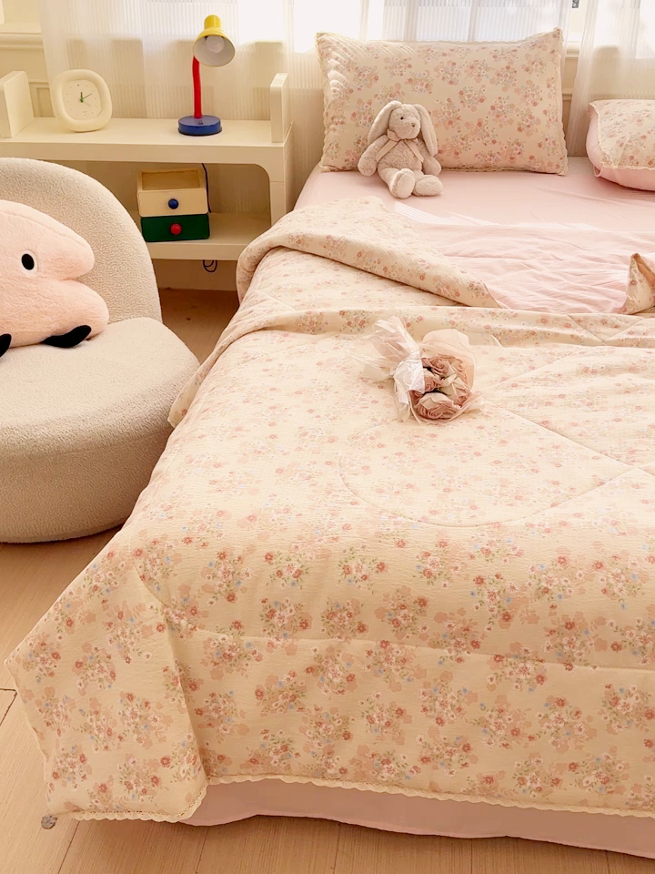 91家纺网 家纺一手货源 找家纺 初念 2026新款云感双层纱抗菌花边夏被夏凉被空调被-系列二（好温柔的夏被~） 晴风-序曲粉