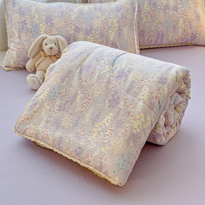 91家纺网 家纺一手货源 找家纺 初念 2026新款云感双层纱抗菌花边夏被夏凉被空调被-系列二（好温柔的夏被~） 晴风-薰衣草