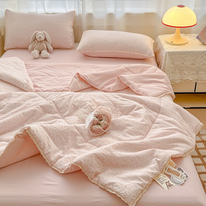91家纺网 家纺一手货源 找家纺 初念 2026新款云感双层纱抗菌花边夏被夏凉被空调被-系列二（好温柔的夏被~） 晴风-樱桃奶球
