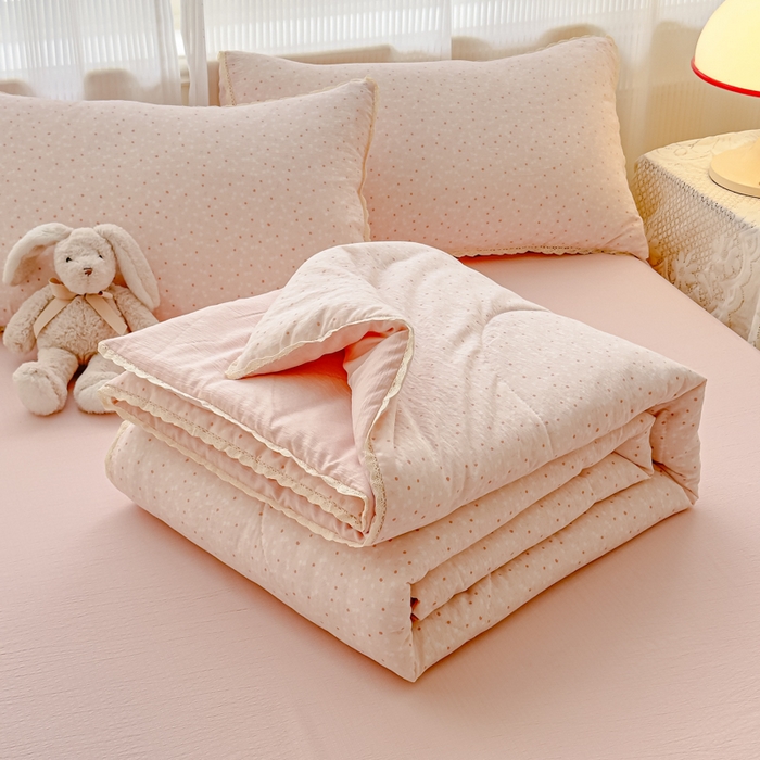 91家纺网 家纺一手货源 找家纺 初念 2026新款云感双层纱抗菌花边夏被夏凉被空调被-系列二（好温柔的夏被~） 晴风-樱桃奶球