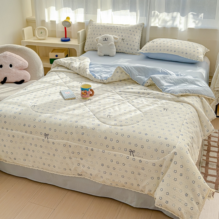 91家纺网 家纺一手货源 找家纺 初念 2026新款云感双层纱抗菌花边夏被夏凉被空调被-系列二（好温柔的夏被~） 晴风-摘星