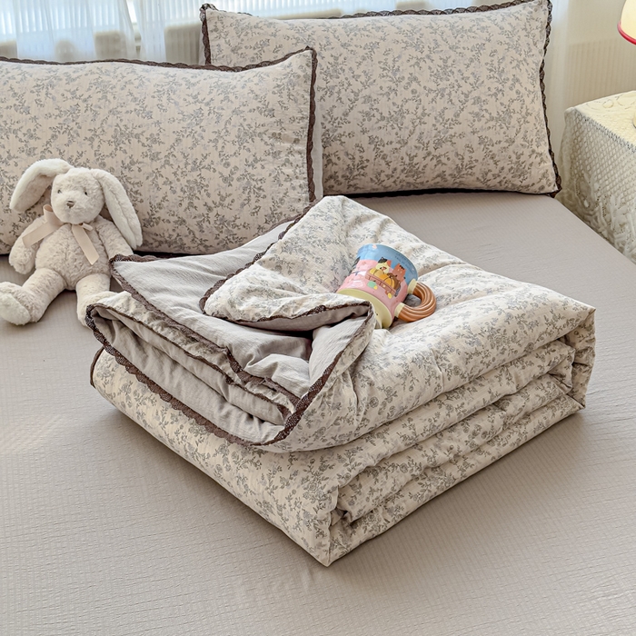 91家纺网 家纺一手货源 找家纺 初念 2026新款云感双层纱抗菌花边夏被夏凉被空调被-系列二（好温柔的夏被~） 晴风-竹韵花语