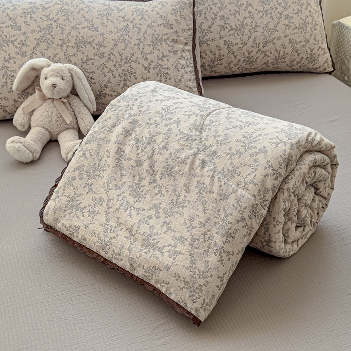 91家纺网 家纺一手货源 找家纺 初念 2026新款云感双层纱抗菌花边夏被夏凉被空调被-系列二（好温柔的夏被~） 晴风-竹韵花语