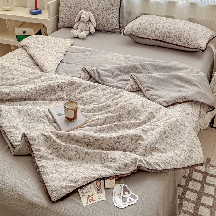 91家纺网 家纺一手货源 找家纺 初念 2026新款云感双层纱抗菌花边夏被夏凉被空调被-系列二（好温柔的夏被~） 晴风-竹韵花语