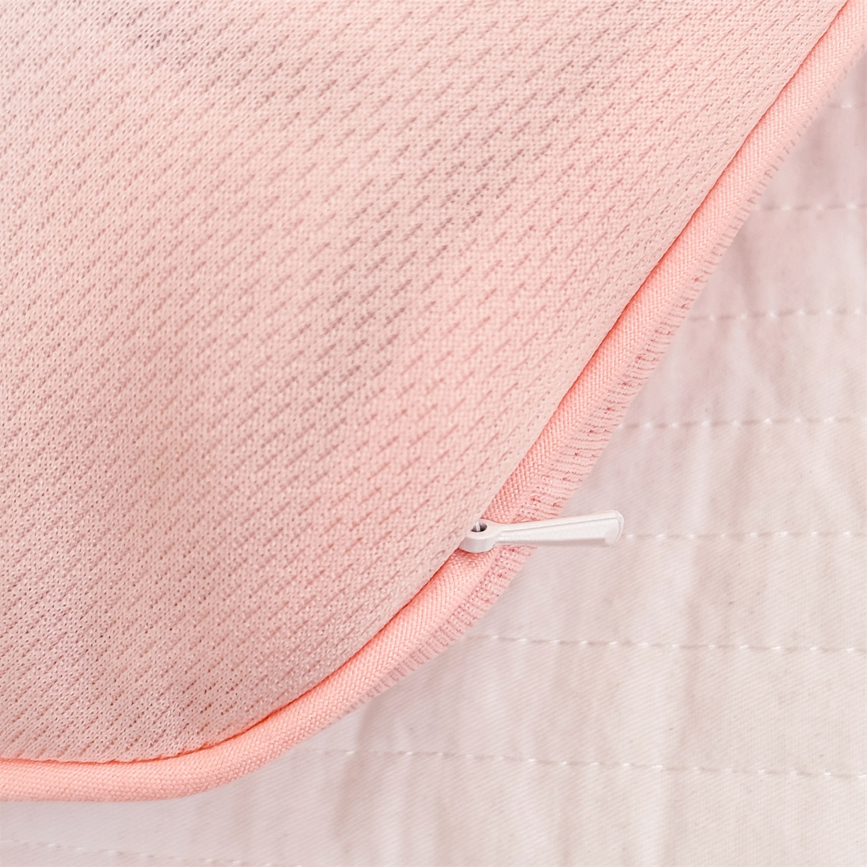 91家纺网 家纺一手货源 找家纺 麦肯锡 2026新款柔纹花眠月牙荞麦枕枕头枕芯 柔纹花眠月牙荞麦枕-粉色