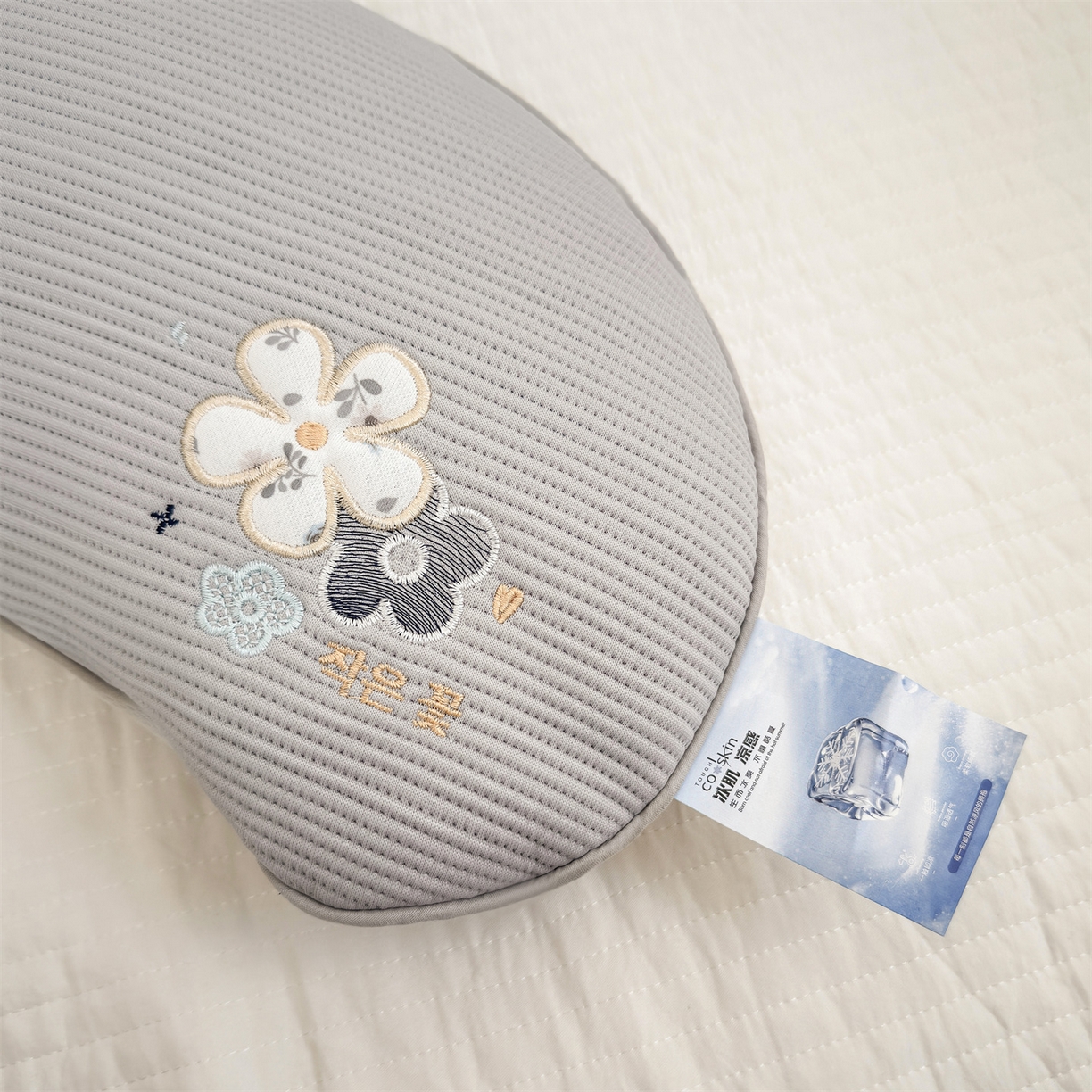 91家纺网 家纺一手货源 找家纺 麦肯锡 2026新款柔纹花眠月牙荞麦枕枕头枕芯 柔纹花眠月牙荞麦枕-灰色