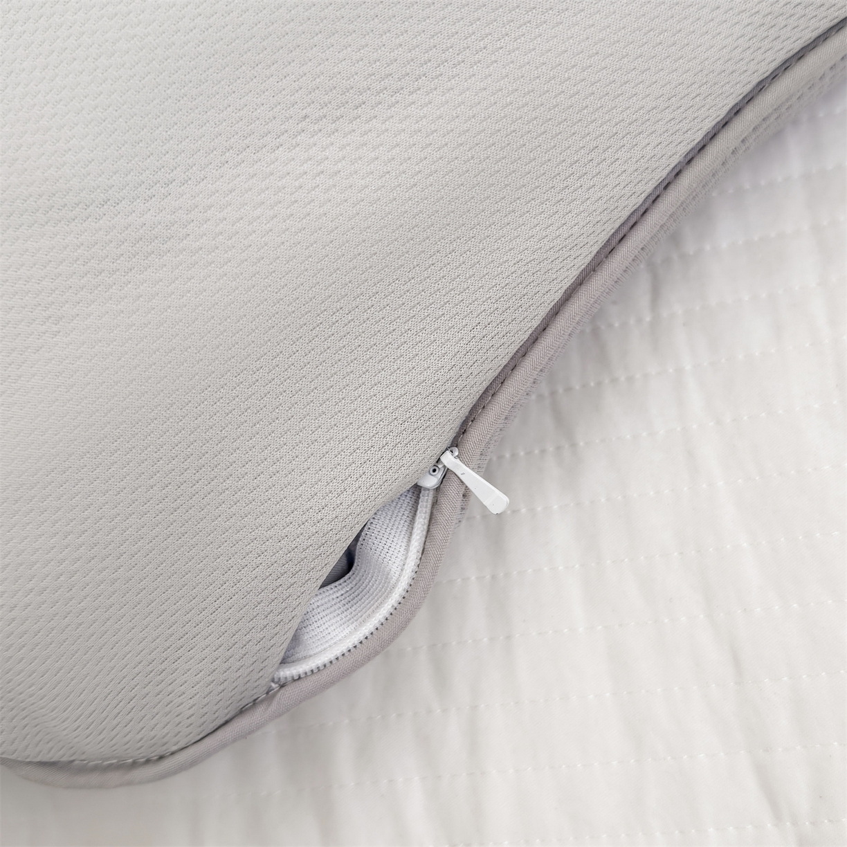 91家纺网 家纺一手货源 找家纺 麦肯锡 2026新款柔纹花眠月牙荞麦枕枕头枕芯 柔纹花眠月牙荞麦枕-灰色