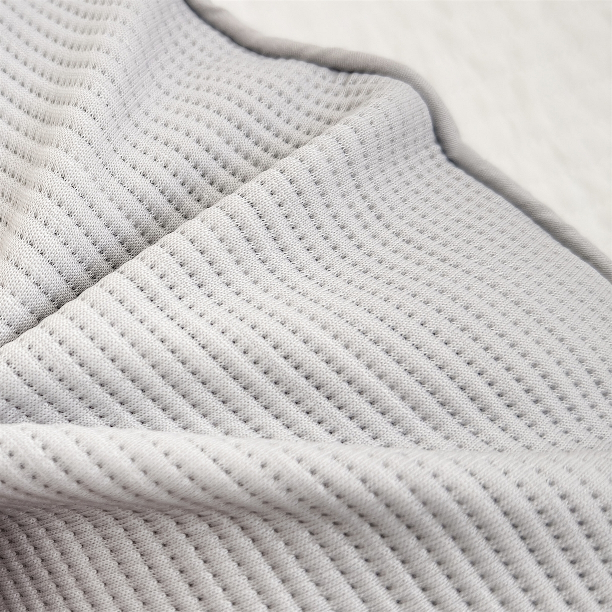 91家纺网 家纺一手货源 找家纺 麦肯锡 2026新款柔纹花眠月牙荞麦枕枕头枕芯 柔纹花眠月牙荞麦枕-灰色