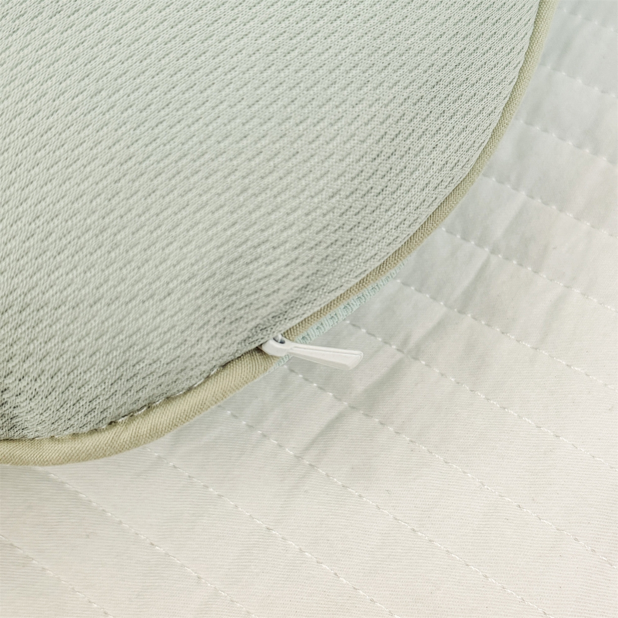 91家纺网 家纺一手货源 找家纺 麦肯锡 2026新款柔纹花眠月牙荞麦枕枕头枕芯 柔纹花眠月牙荞麦枕-绿色