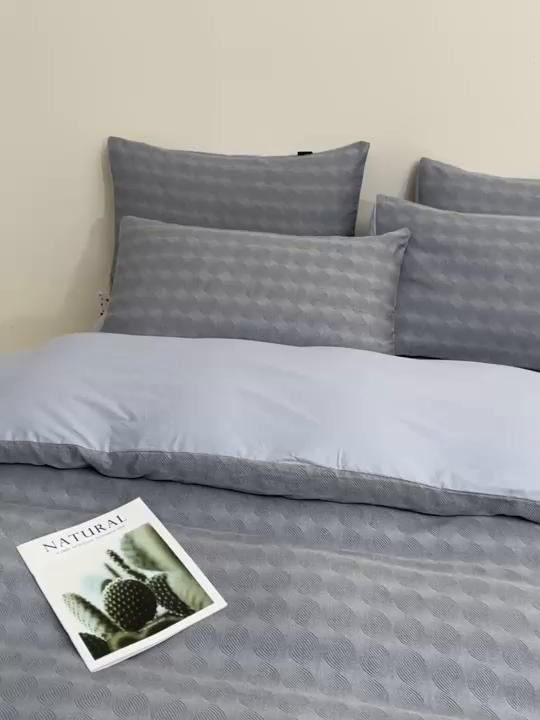 91家纺网 家纺一手货源 找家纺 乐家毛巾被（工厂自产自销） 2026新款40s全棉纯棉色织提花四件套 素灰枕月