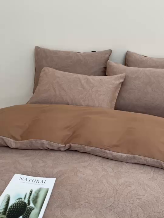 91家纺网 家纺一手货源 找家纺 乐家毛巾被（工厂自产自销） 2026新款40s全棉纯棉色织提花四件套 浅梦格韵