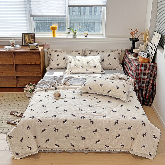 91家纺网 家纺一手货源 找家纺 梦莱斯 2026新款印花夏被四件套 奔腾小马