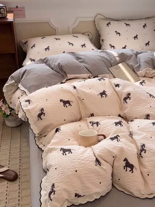 91家纺网 家纺一手货源 找家纺 梦莱斯 2026新款印花夏被四件套 奔腾小马