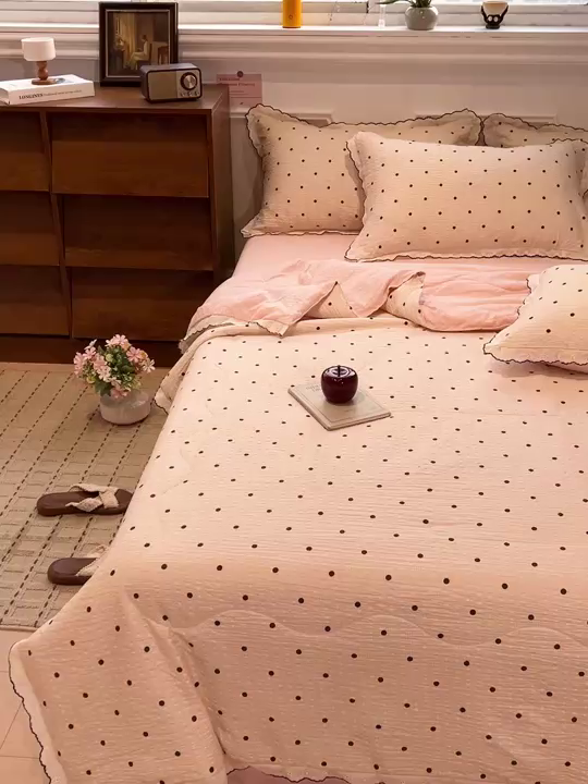 91家纺网 家纺一手货源 找家纺 梦莱斯 2026新款印花夏被四件套 粉波点