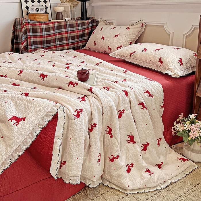 91家纺网 家纺一手货源 找家纺 梦莱斯 2026新款印花夏被四件套 红色小马