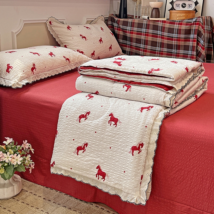 91家纺网 家纺一手货源 找家纺 梦莱斯 2026新款印花夏被四件套 红色小马