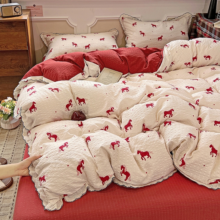 91家纺网 家纺一手货源 找家纺 梦莱斯 2026新款印花夏被四件套 红色小马