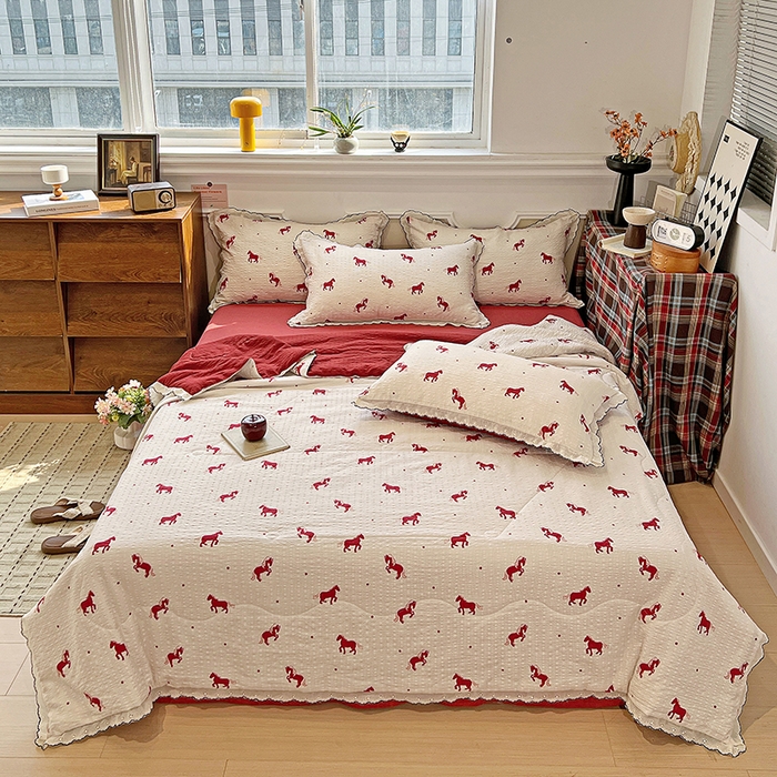 91家纺网 家纺一手货源 找家纺 梦莱斯 2026新款印花夏被四件套 红色小马