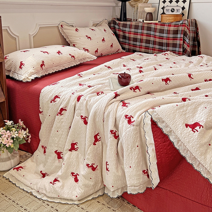 91家纺网 家纺一手货源 找家纺 梦莱斯 2026新款印花夏被四件套 红色小马