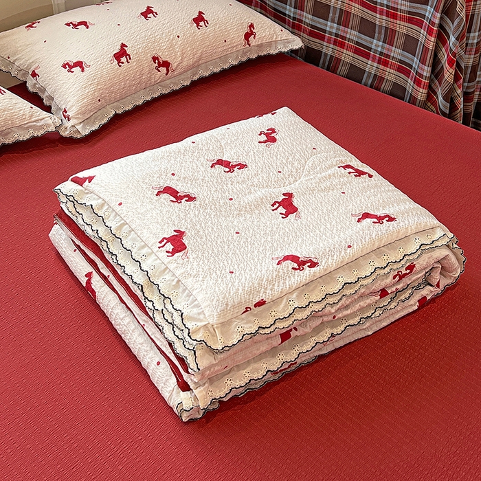 91家纺网 家纺一手货源 找家纺 梦莱斯 2026新款印花夏被四件套 红色小马