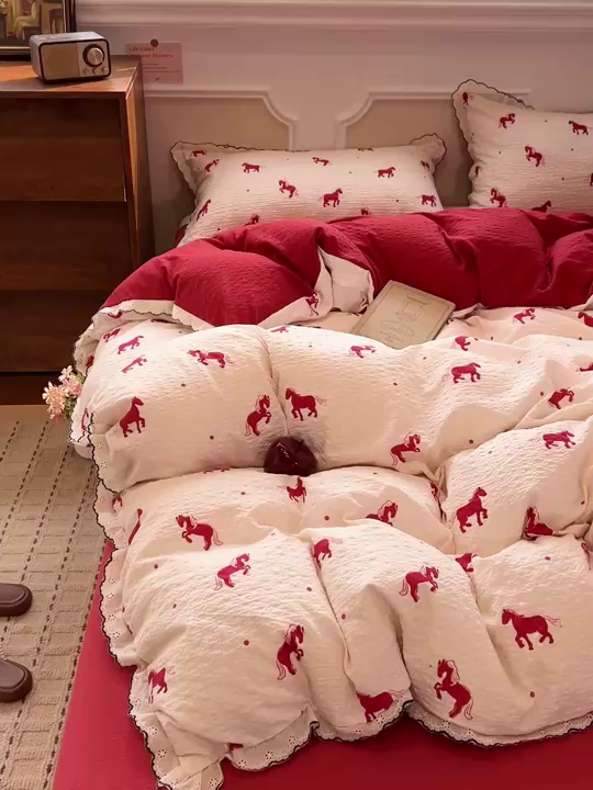 91家纺网 家纺一手货源 找家纺 梦莱斯 2026新款印花夏被四件套 红色小马