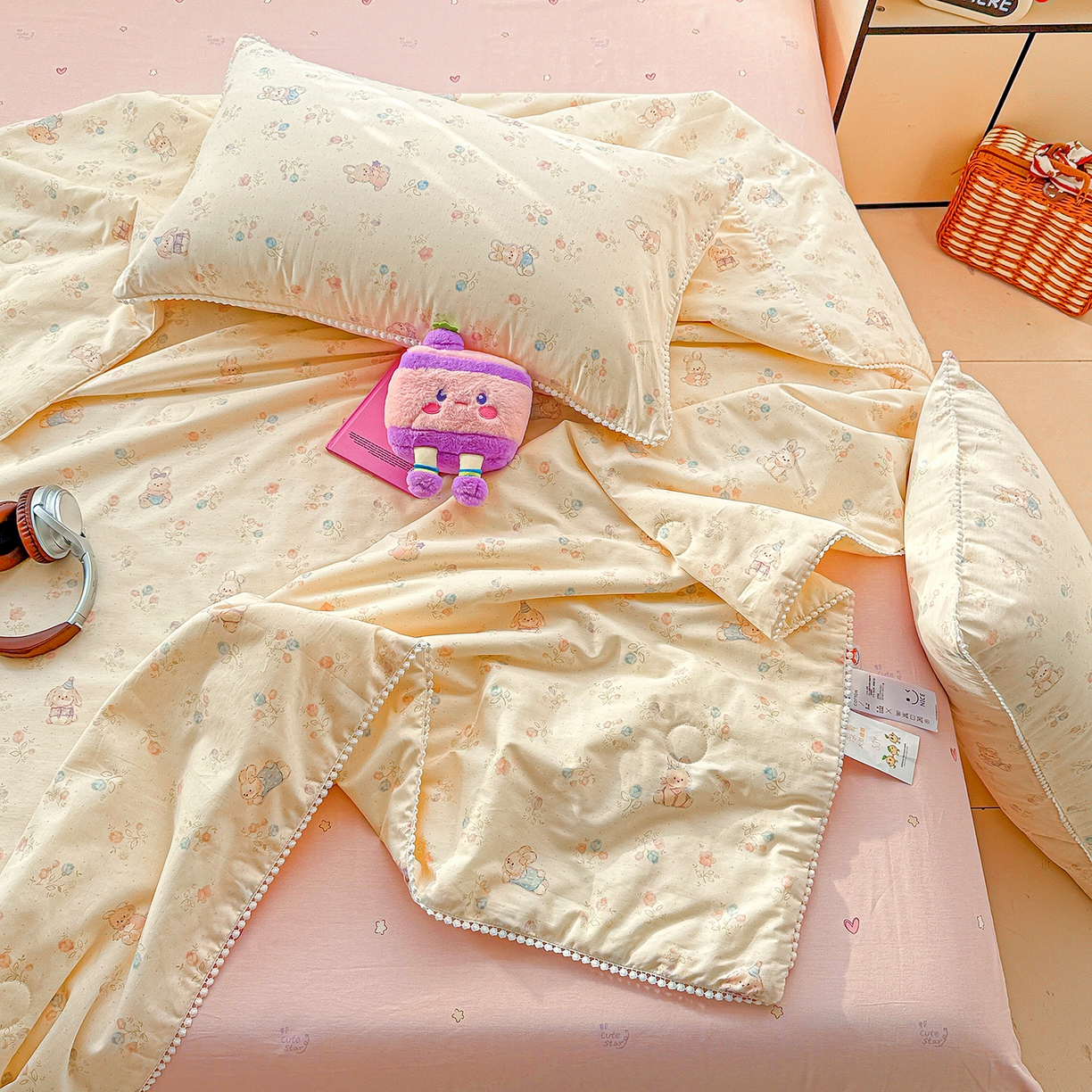 91家纺网 家纺一手货源 找家纺 优被业 2026新款全棉韩式小球球款大豆夏被，夏被四件套，空调被（加微信送买家秀） 春日兔语