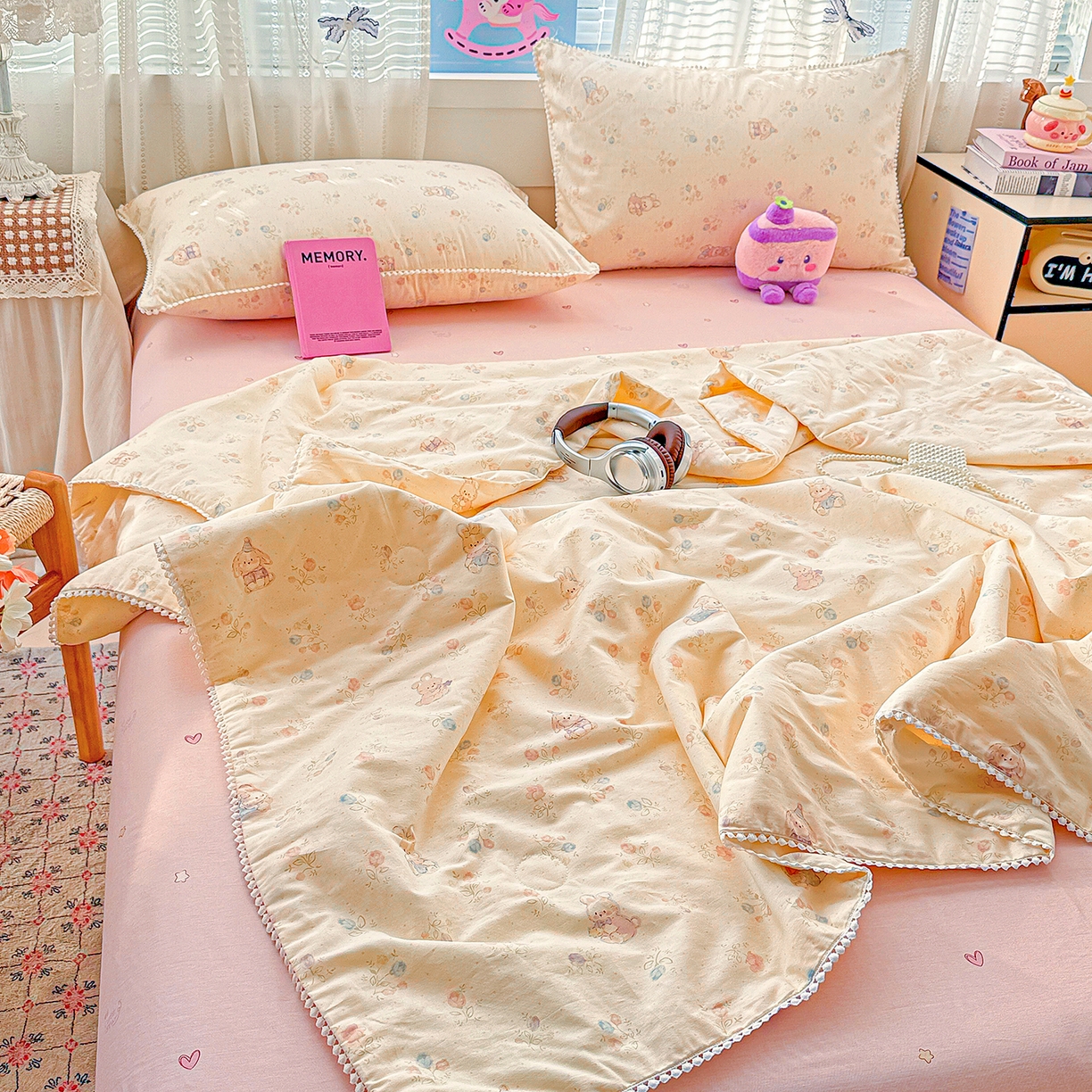 91家纺网 家纺一手货源 找家纺 优被业 2026新款全棉韩式小球球款大豆夏被，夏被四件套，空调被（加微信送买家秀） 春日兔语