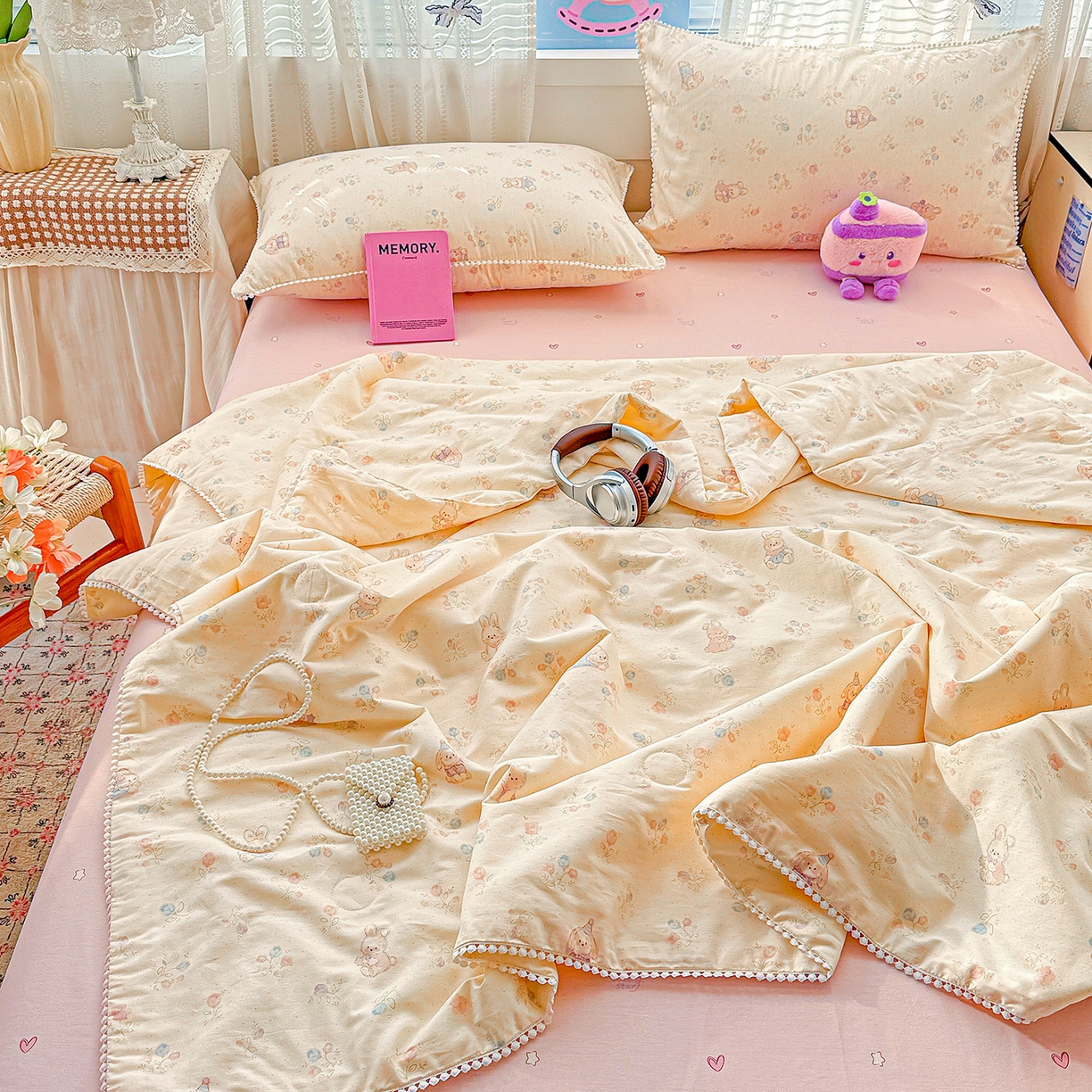 91家纺网 家纺一手货源 找家纺 优被业 2026新款全棉韩式小球球款大豆夏被，夏被四件套，空调被（加微信送买家秀） 春日兔语