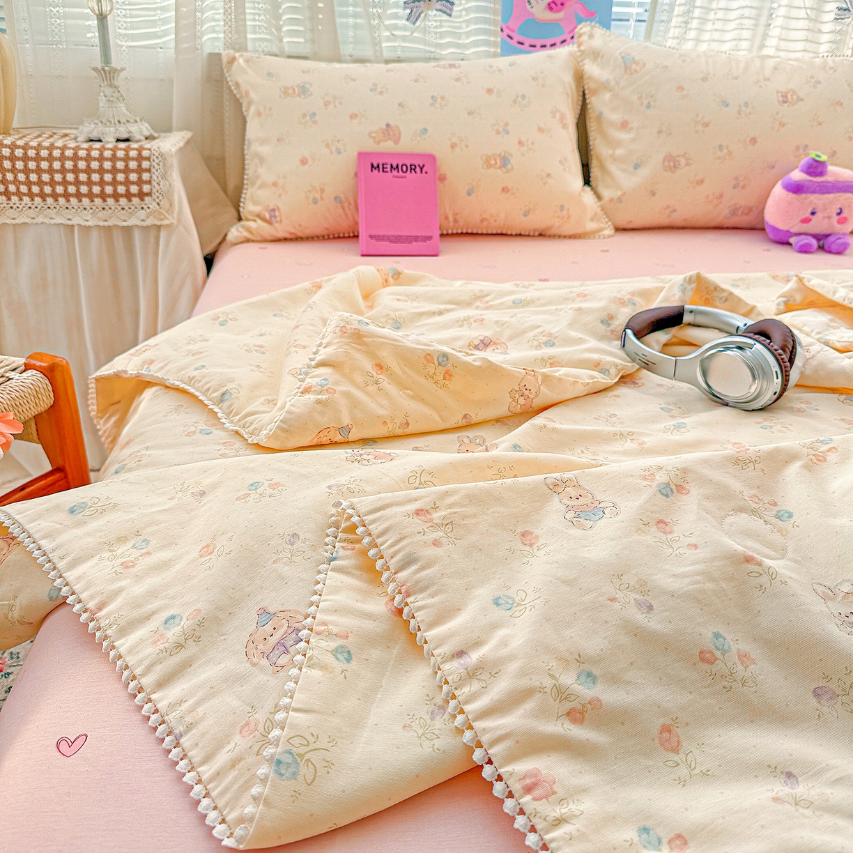 91家纺网 家纺一手货源 找家纺 优被业 2026新款全棉韩式小球球款大豆夏被，夏被四件套，空调被（加微信送买家秀） 春日兔语