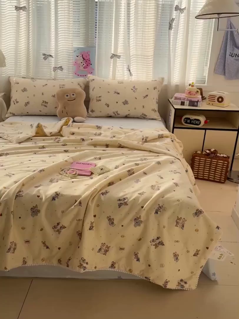 91家纺网 家纺一手货源 找家纺 优被业 2026新款全棉韩式小球球款大豆夏被，夏被四件套，空调被（加微信送买家秀） 狐兔奇遇记
