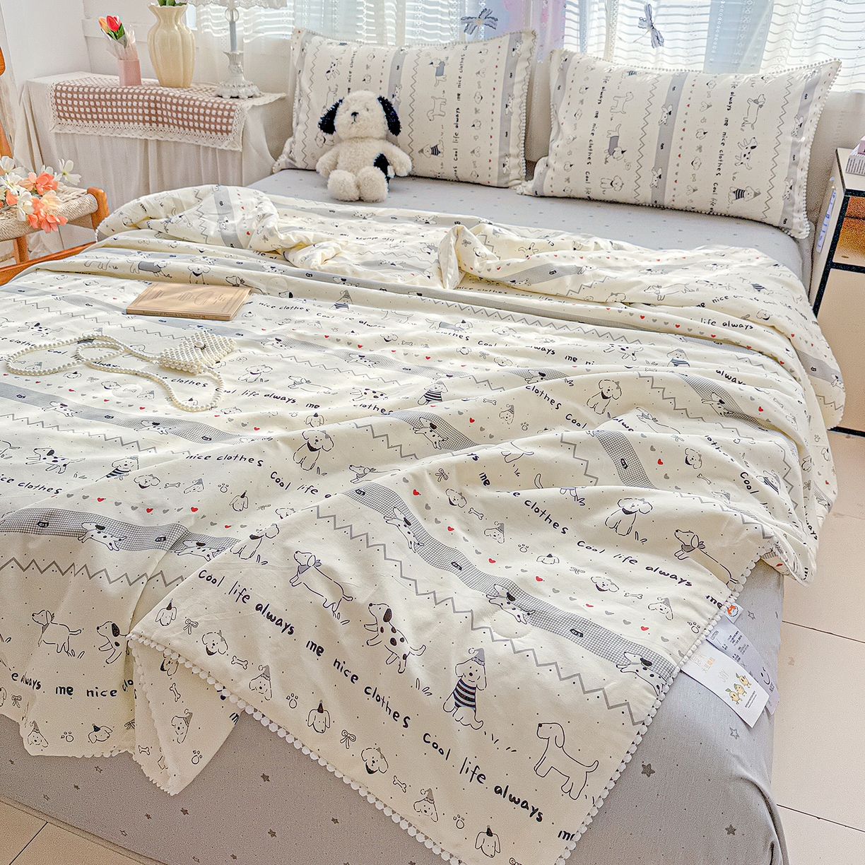 91家纺网 家纺一手货源 找家纺 优被业 2026新款全棉韩式小球球款大豆夏被，夏被四件套，空调被（加微信送买家秀） 手绘小汪