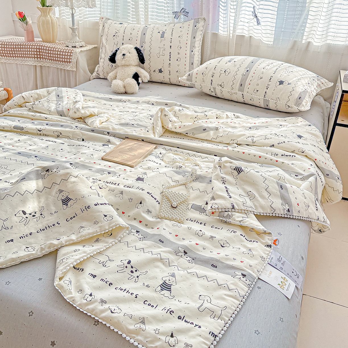 91家纺网 家纺一手货源 找家纺 优被业 2026新款全棉韩式小球球款大豆夏被，夏被四件套，空调被（加微信送买家秀） 手绘小汪