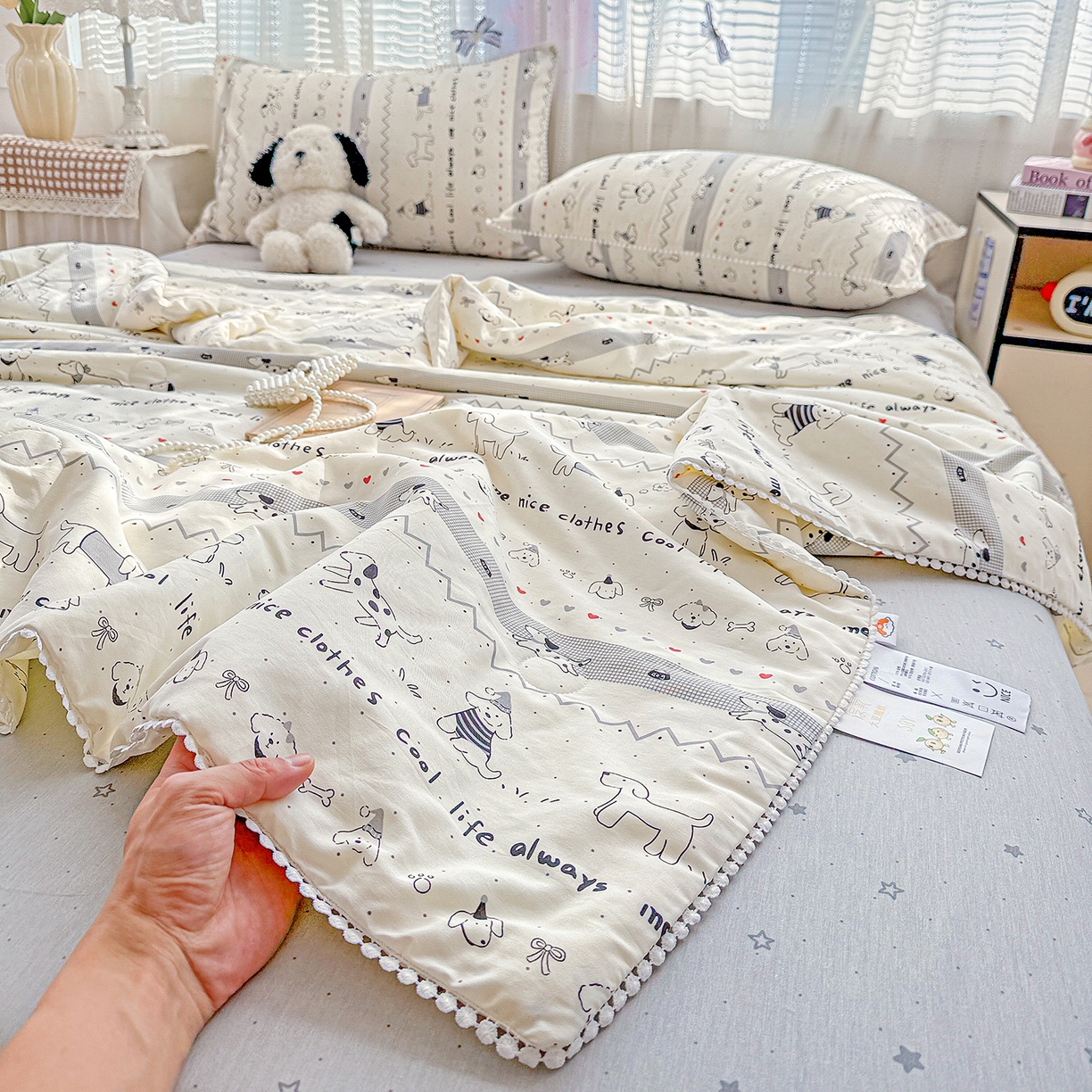 91家纺网 家纺一手货源 找家纺 优被业 2026新款全棉韩式小球球款大豆夏被，夏被四件套，空调被（加微信送买家秀） 手绘小汪