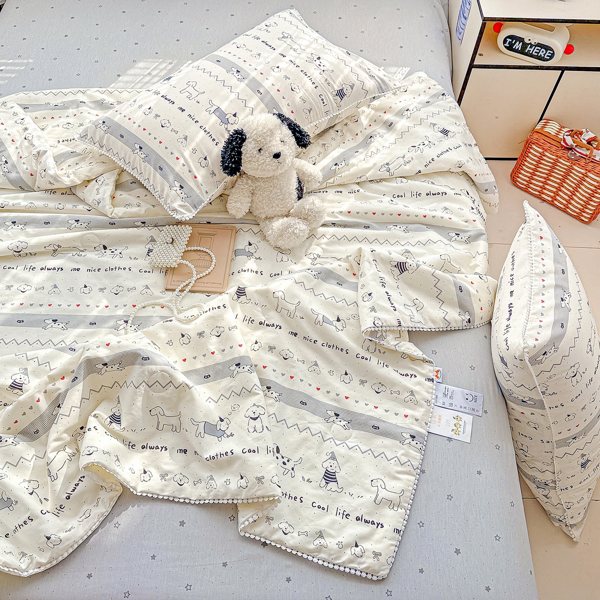 91家纺网 家纺一手货源 找家纺 优被业 2026新款全棉韩式小球球款大豆夏被，夏被四件套，空调被（加微信送买家秀） 手绘小汪