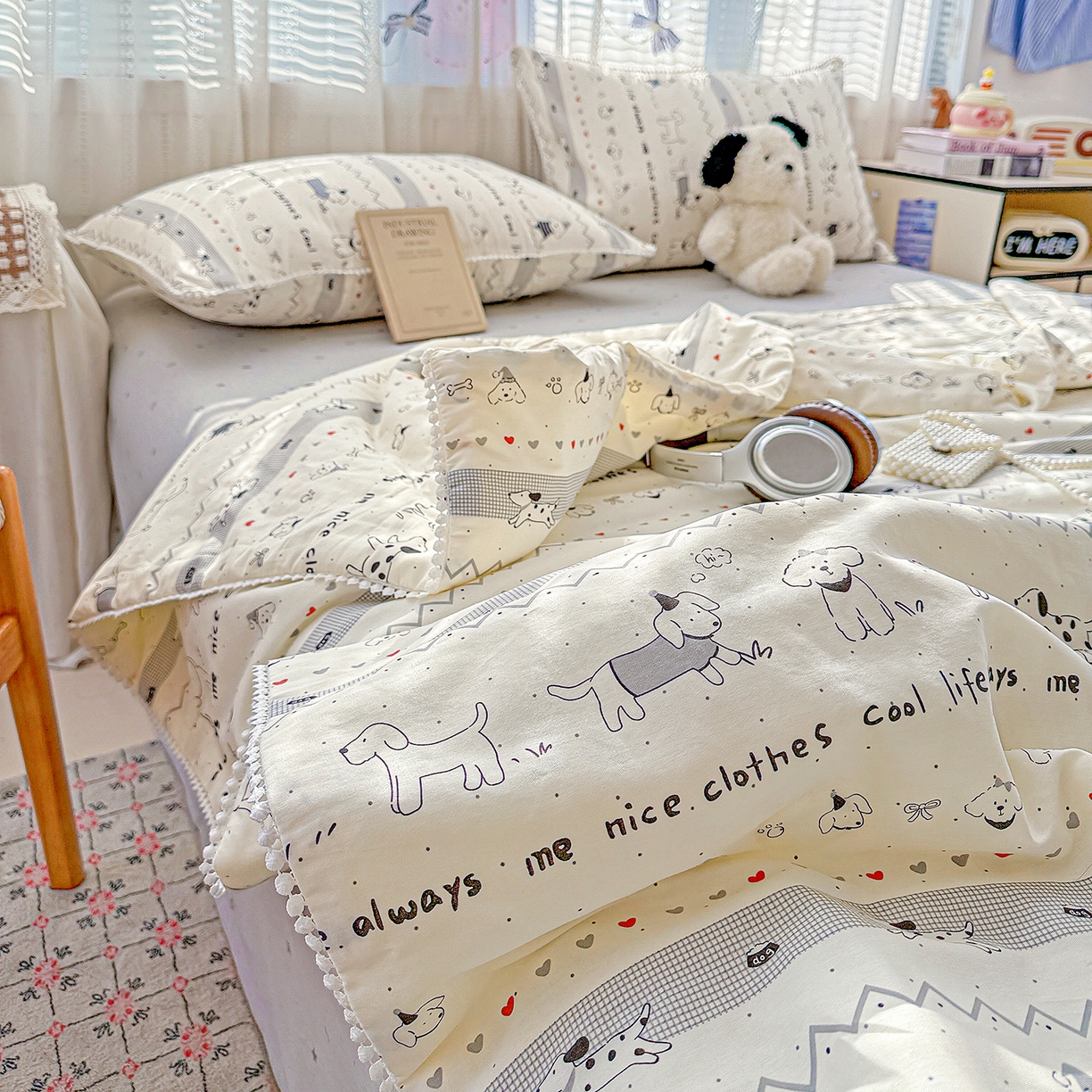 91家纺网 家纺一手货源 找家纺 优被业 2026新款全棉韩式小球球款大豆夏被，夏被四件套，空调被（加微信送买家秀） 手绘小汪