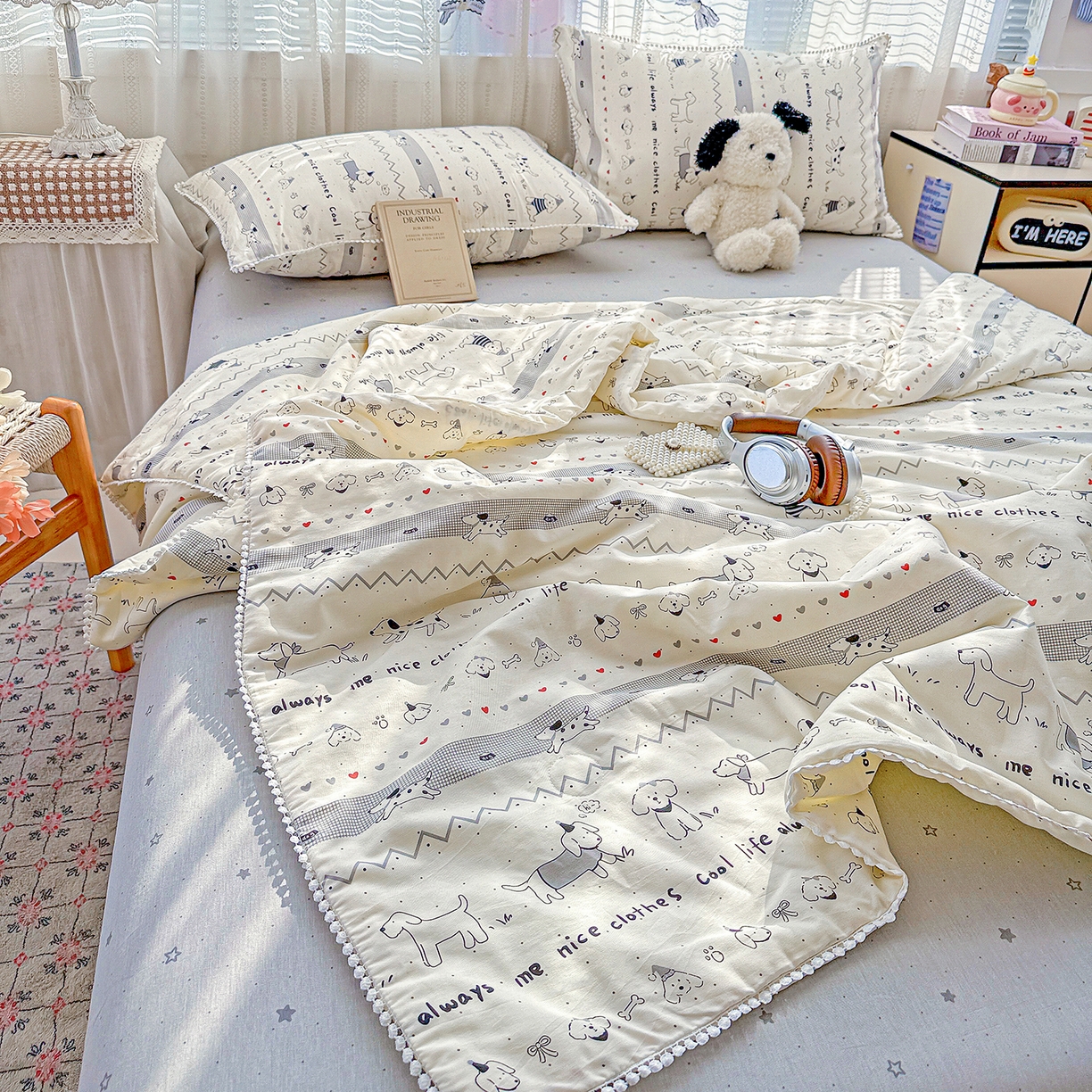 91家纺网 家纺一手货源 找家纺 优被业 2026新款全棉韩式小球球款大豆夏被，夏被四件套，空调被（加微信送买家秀） 手绘小汪